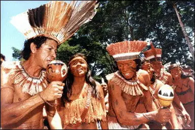 Une ville minière envahie par des indiens au Brésil