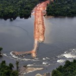 Les travaux de construction du barrage Belo Monte en Amazonie brésilien sème la pagaille