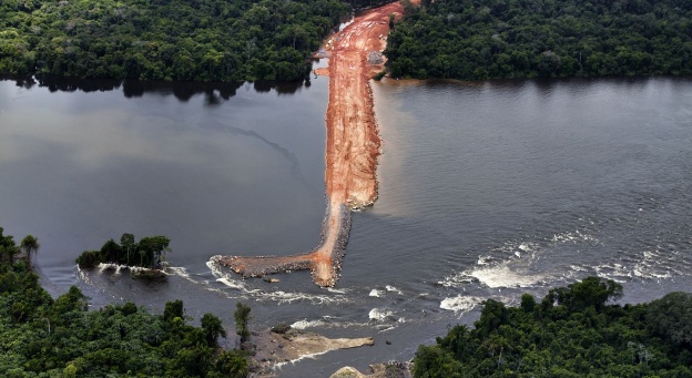 Les travaux de construction du barrage Belo Monte en Amazonie brésilien sème la pagaille