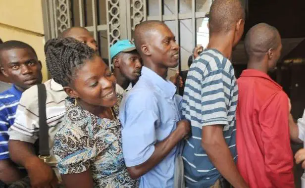 Des Haïtiens devant l'ambassade brésilienne  