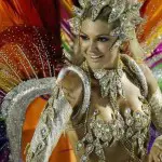 Les jolis costumes décorent le carnaval de Rio