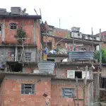 Brésil : les autorités font une descente en image dans les favelas