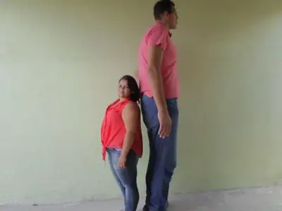 Le plus grand brésilien épouse une fille de 82cm sa cadette