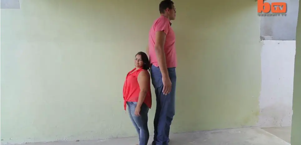 Le plus grand brésilien epouse une fille de 82cm sa cadette