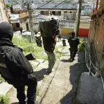 Dans une vaste opération de police, 13 trafiquants ont été tués dans les favelas à Rio.