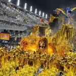 Carnaval de Rio, les écoles de samba défilent sur le Sambodrome