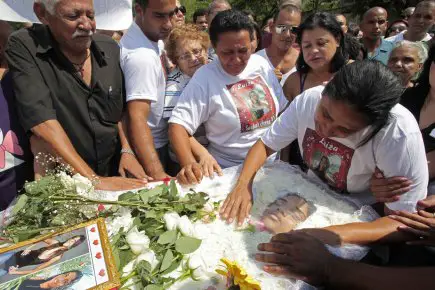 Le Brésil rend hommage aux victimes du massacre dans une école de Rio