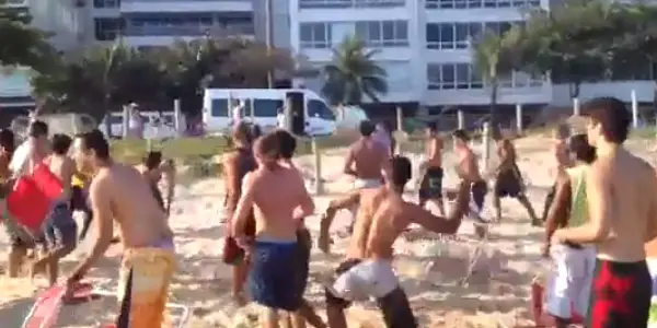 Des affrontements à la plage d'Ipanemaà Rio