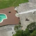 Propriété privée au Brésil : une croix gammée géante au fond de la piscine