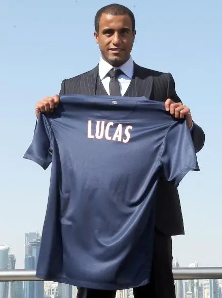 Lucas et son maillot au PSG