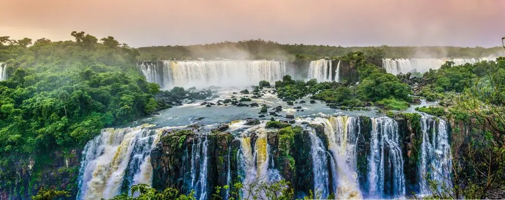 les spectaculaires chutes d'eau d'Iguacu
